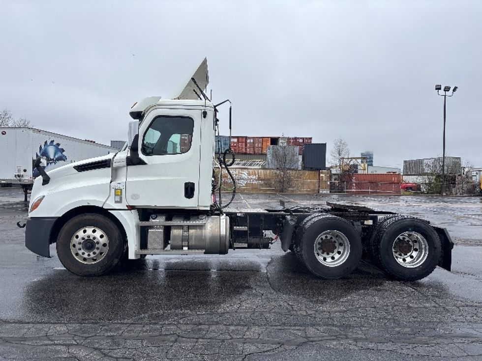 Day Cab Tractor-Heavy Duty Tractors-Freightliner-2020-T12664ST-Mississauga-ON-411,645\n\t\tkm-$ 76,000 - Image 4