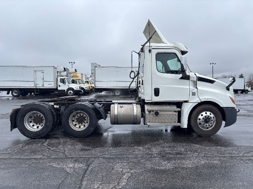 Day Cab Tractor-Heavy Duty Tractors-Freightliner-2020-T12664ST-Mississauga-ON-411,645\n\t\tkm-$ 76,000 - Image 8