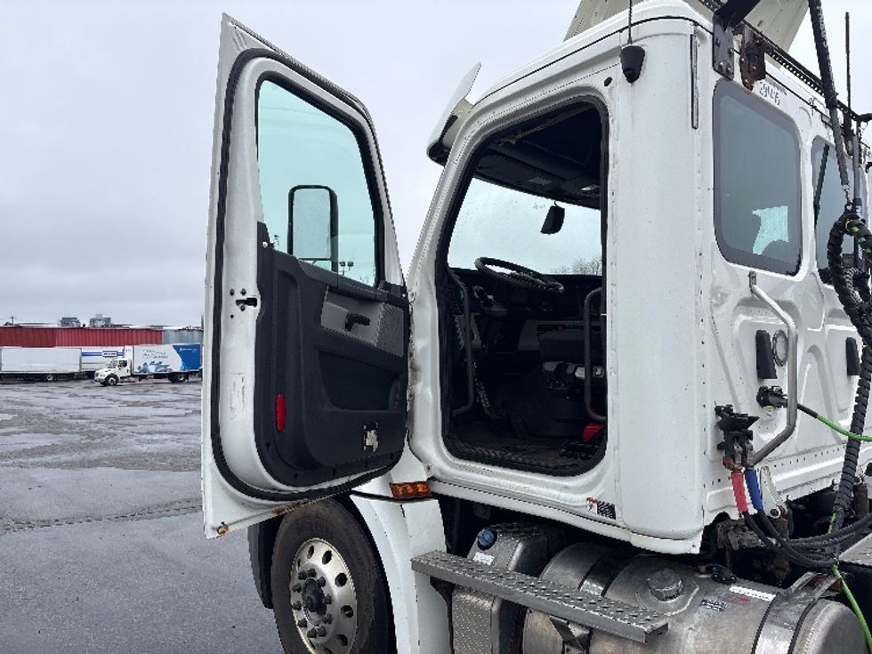 Day Cab Tractor-Heavy Duty Tractors-Freightliner-2020-T12664ST-Mississauga-ON-411,645\n\t\tkm-$ 76,000 - Image 9