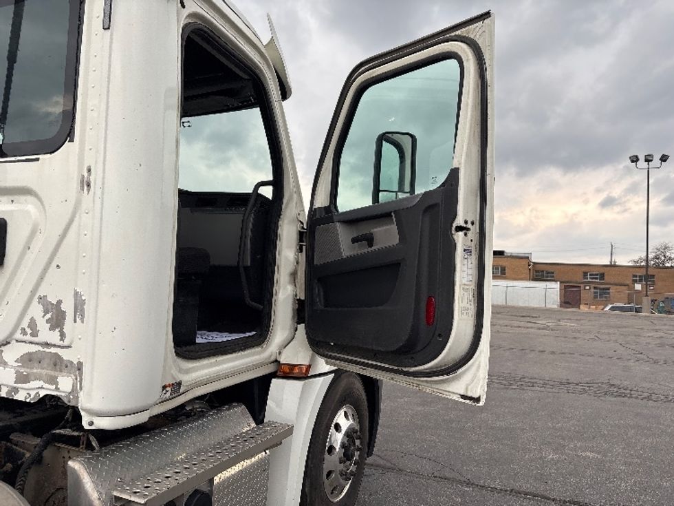 Day Cab Tractor-Heavy Duty Tractors-Freightliner-2020-T12664ST-Mississauga-ON-436,365\n\t\tkm-$ 73,000 - Image 12