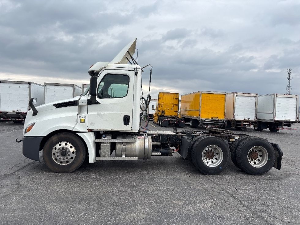 Day Cab Tractor-Heavy Duty Tractors-Freightliner-2020-T12664ST-Mississauga-ON-436,365\n\t\tkm-$ 73,000 - Image 4