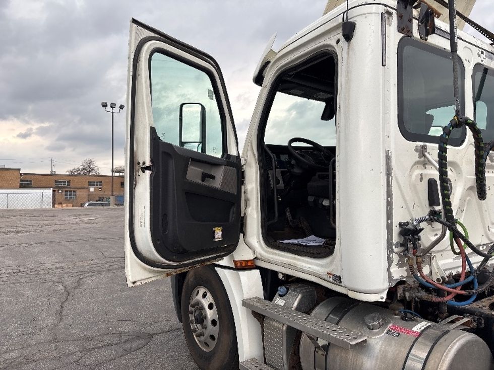 Day Cab Tractor-Heavy Duty Tractors-Freightliner-2020-T12664ST-Mississauga-ON-436,365\n\t\tkm-$ 73,000 - Image 9