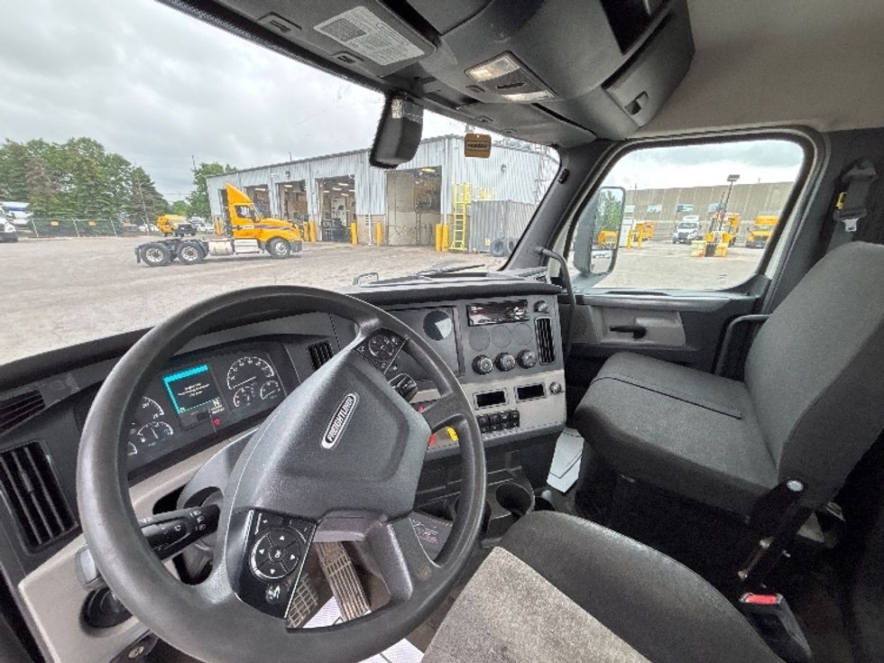 Day Cab Tractor-Heavy Duty Tractors-Freightliner-2020-T12664ST-Mississauga-ON-446,000\n\t\tkm-$ 68,500 - Image 10