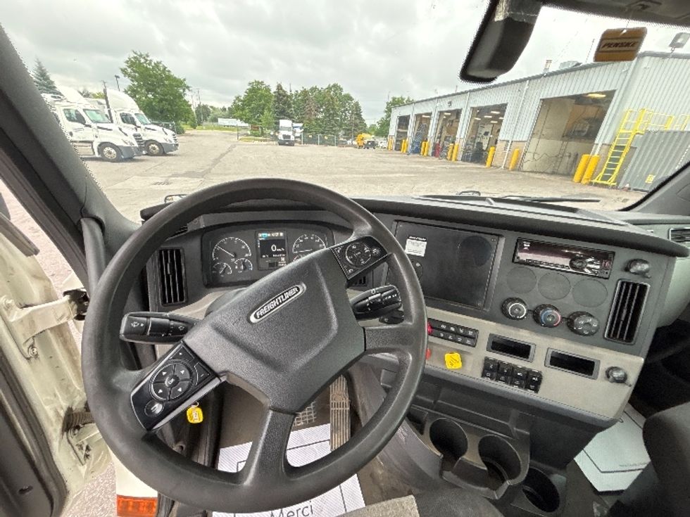 Day Cab Tractor-Heavy Duty Tractors-Freightliner-2020-T12664ST-Mississauga-ON-446,000\n\t\tkm-$ 68,500 - Image 11