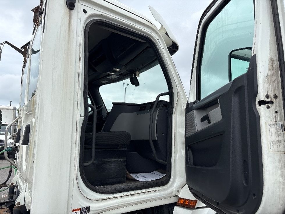 Day Cab Tractor-Heavy Duty Tractors-Freightliner-2020-T12664ST-Mississauga-ON-446,000\n\t\tkm-$ 68,500 - Image 12