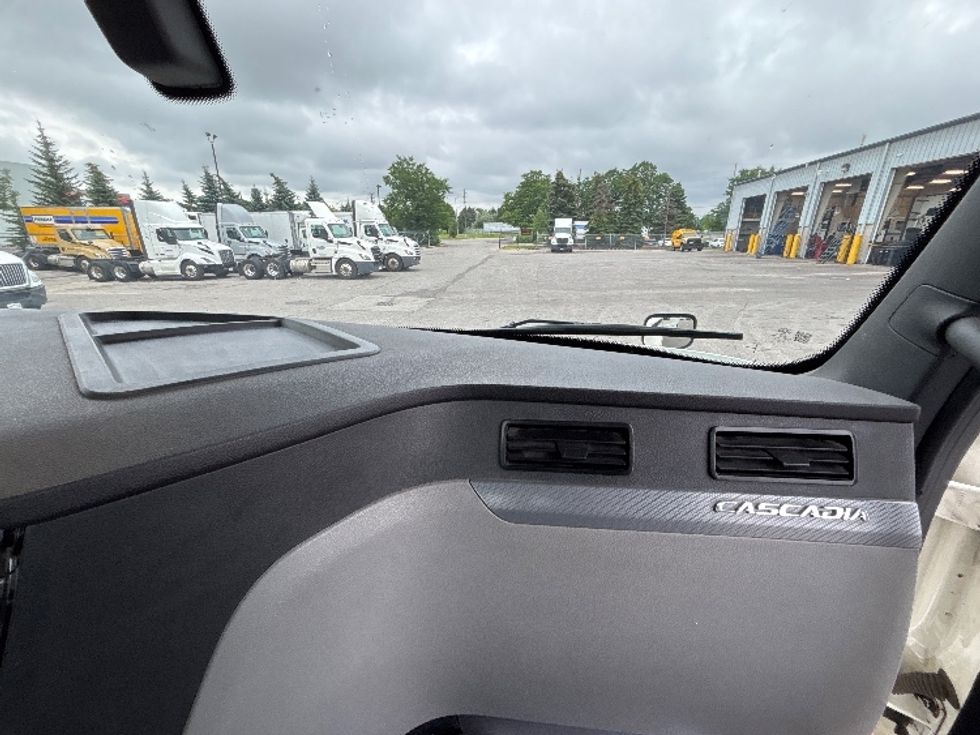 Day Cab Tractor-Heavy Duty Tractors-Freightliner-2020-T12664ST-Mississauga-ON-446,000\n\t\tkm-$ 68,500 - Image 13