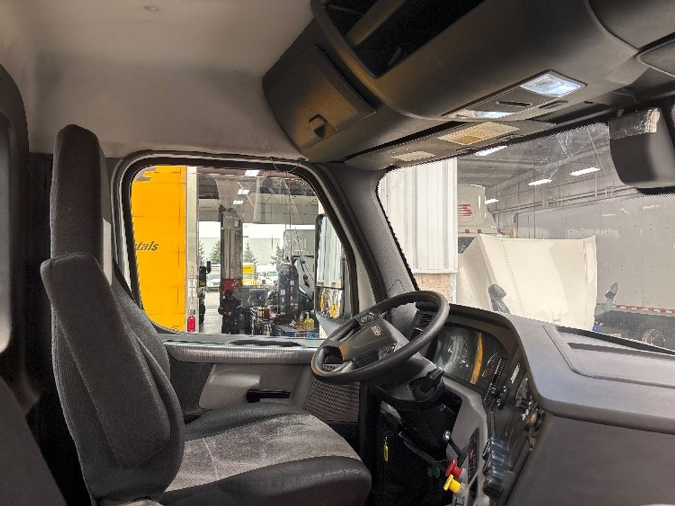 Day Cab Tractor-Heavy Duty Tractors-Freightliner-2020-T12664ST-Mississauga-ON-446,000\n\t\tkm-$ 68,500 - Image 14
