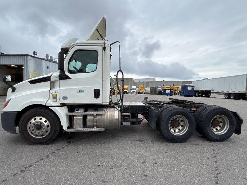 Day Cab Tractor-Heavy Duty Tractors-Freightliner-2020-T12664ST-Mississauga-ON-446,000\n\t\tkm-$ 68,500 - Image 4