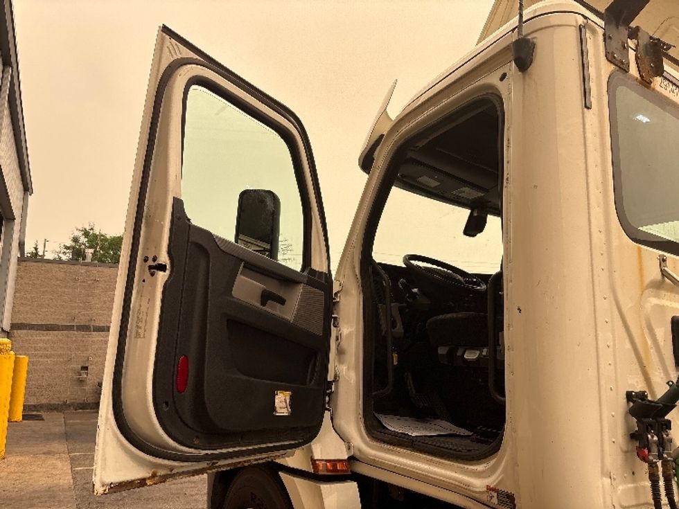 Day Cab Tractor-Heavy Duty Tractors-Freightliner-2020-T12664ST-Mississauga-ON-446,000\n\t\tkm-$ 68,500 - Image 9