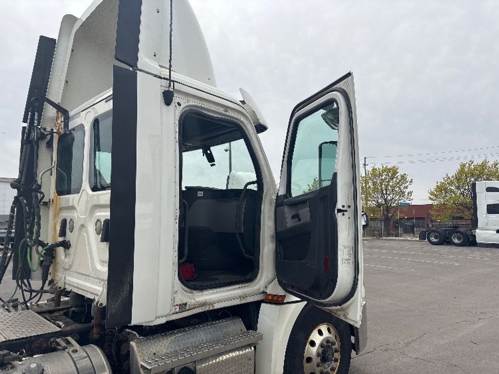 Day Cab Tractor-Heavy Duty Tractors-Freightliner-2020-T12664ST-Mississauga-ON-455,962\n\t\tkm-$ 73,250 - Image 12
