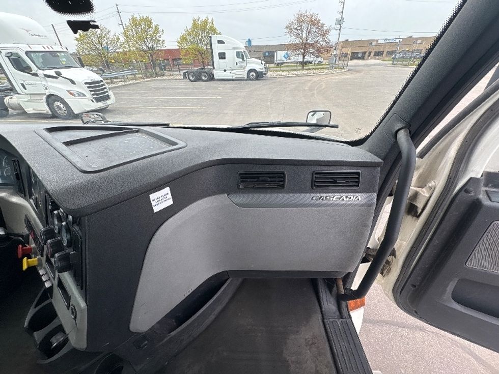 Day Cab Tractor-Heavy Duty Tractors-Freightliner-2020-T12664ST-Mississauga-ON-455,962\n\t\tkm-$ 73,250 - Image 13