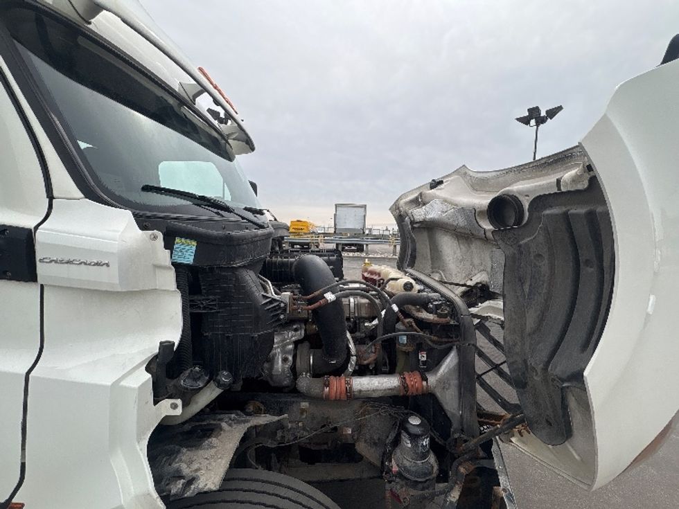 Day Cab Tractor-Heavy Duty Tractors-Freightliner-2020-T12664ST-Mississauga-ON-455,962\n\t\tkm-$ 73,250 - Image 15