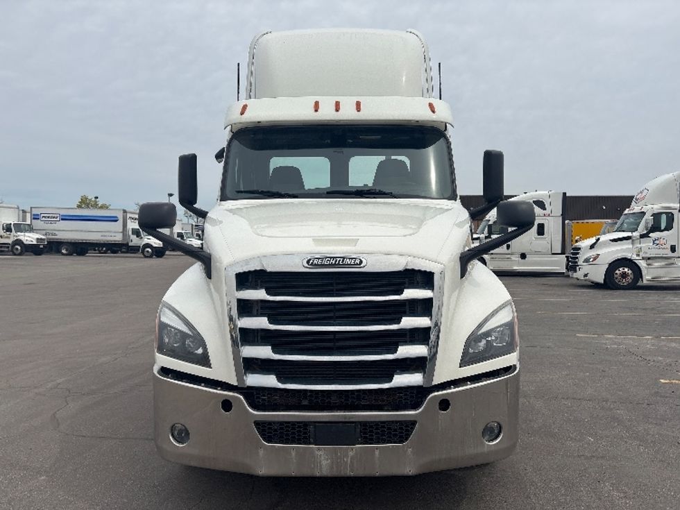 Day Cab Tractor-Heavy Duty Tractors-Freightliner-2020-T12664ST-Mississauga-ON-455,962\n\t\tkm-$ 73,250 - Image 2