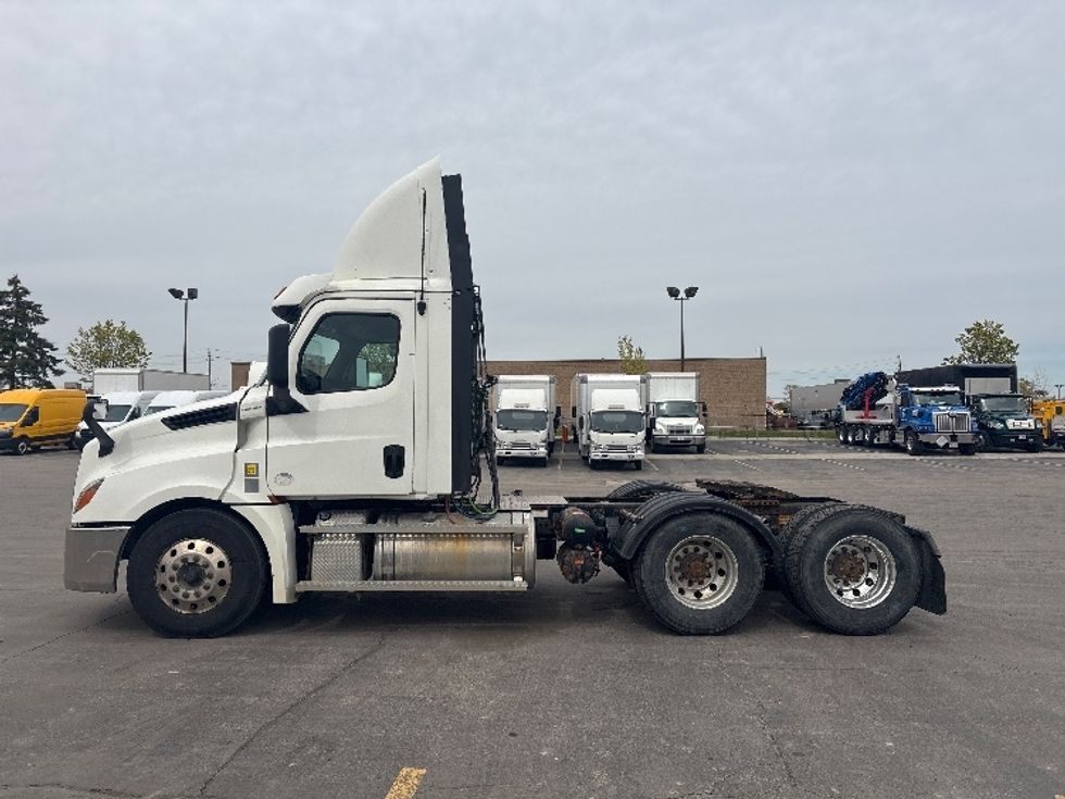 Day Cab Tractor-Heavy Duty Tractors-Freightliner-2020-T12664ST-Mississauga-ON-455,962\n\t\tkm-$ 73,250 - Image 4