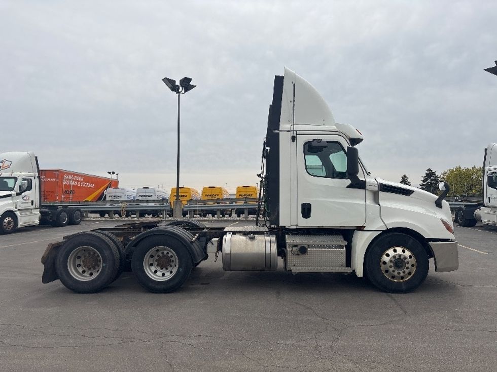 Day Cab Tractor-Heavy Duty Tractors-Freightliner-2020-T12664ST-Mississauga-ON-455,962\n\t\tkm-$ 73,250 - Image 8