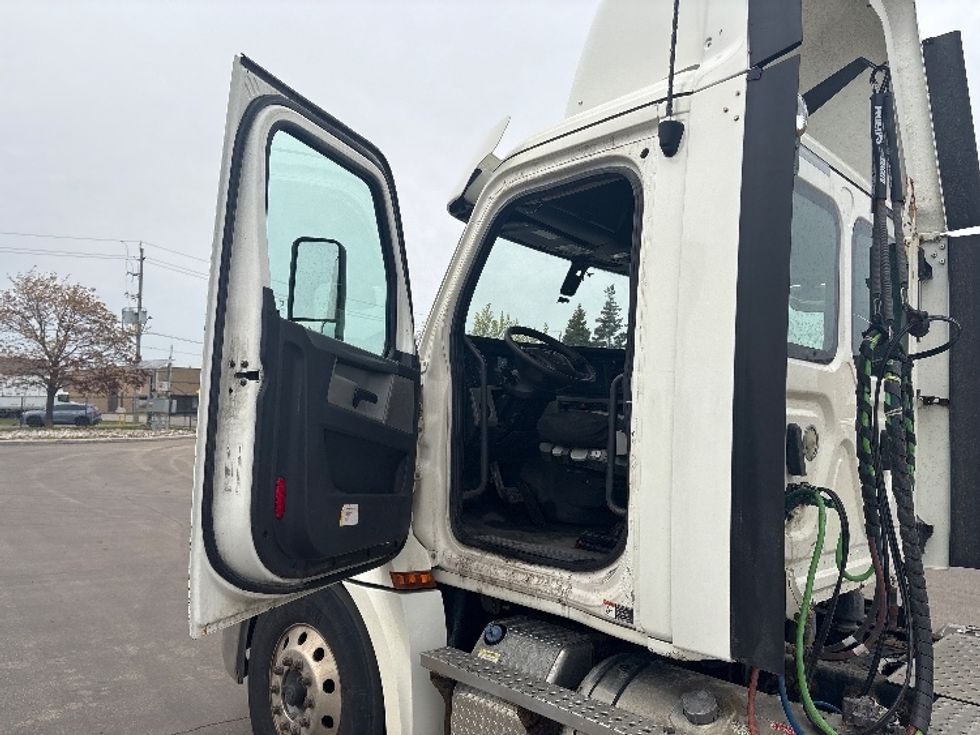 Day Cab Tractor-Heavy Duty Tractors-Freightliner-2020-T12664ST-Mississauga-ON-455,962\n\t\tkm-$ 73,250 - Image 9