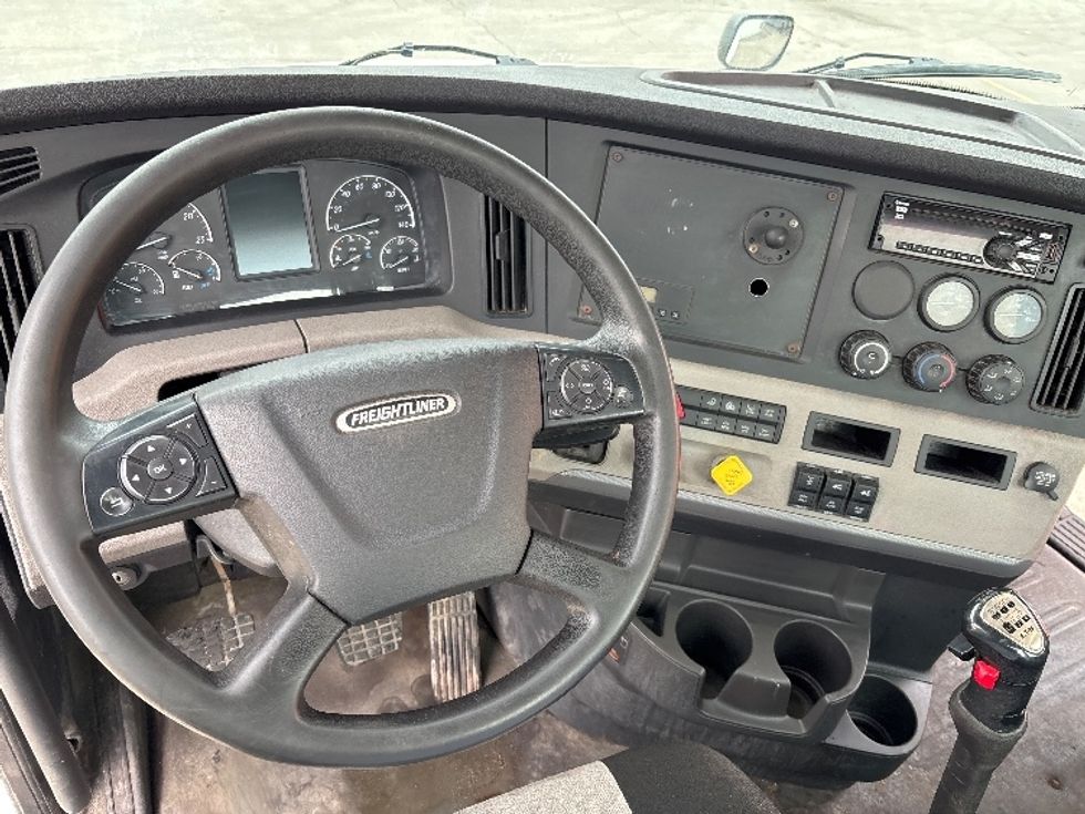 Day Cab Tractor-Heavy Duty Tractors-Freightliner-2020-T12664ST-Mississauga-ON-480,611\n\t\tkm-$ 63,750 - Image 11