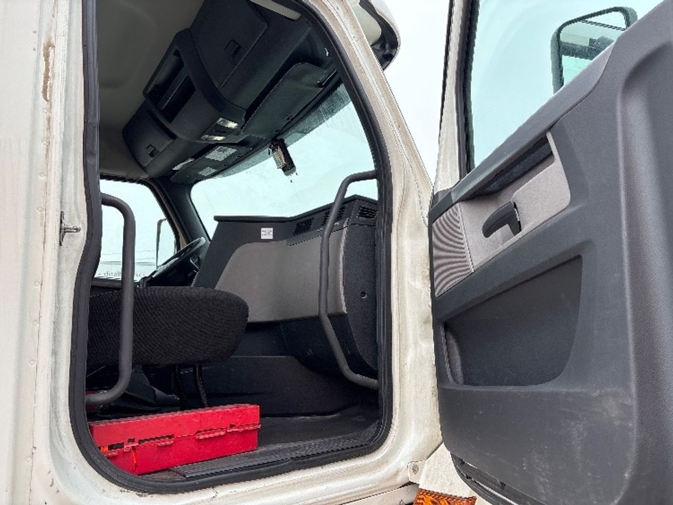 Day Cab Tractor-Heavy Duty Tractors-Freightliner-2020-T12664ST-Mississauga-ON-480,611\n\t\tkm-$ 63,750 - Image 12