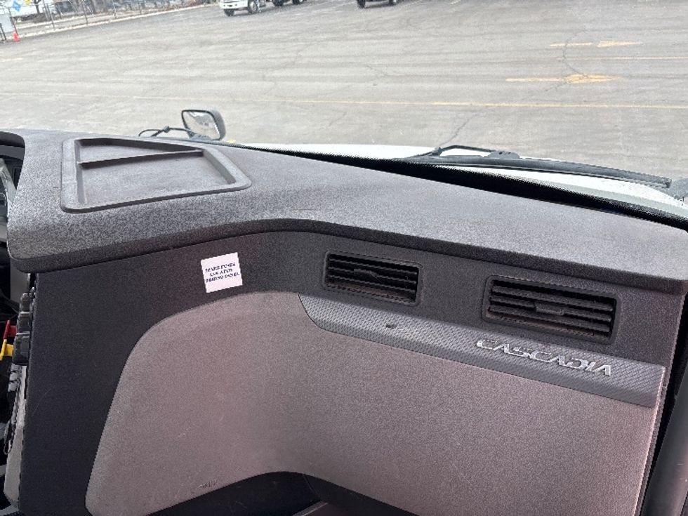 Day Cab Tractor-Heavy Duty Tractors-Freightliner-2020-T12664ST-Mississauga-ON-480,611\n\t\tkm-$ 63,750 - Image 13