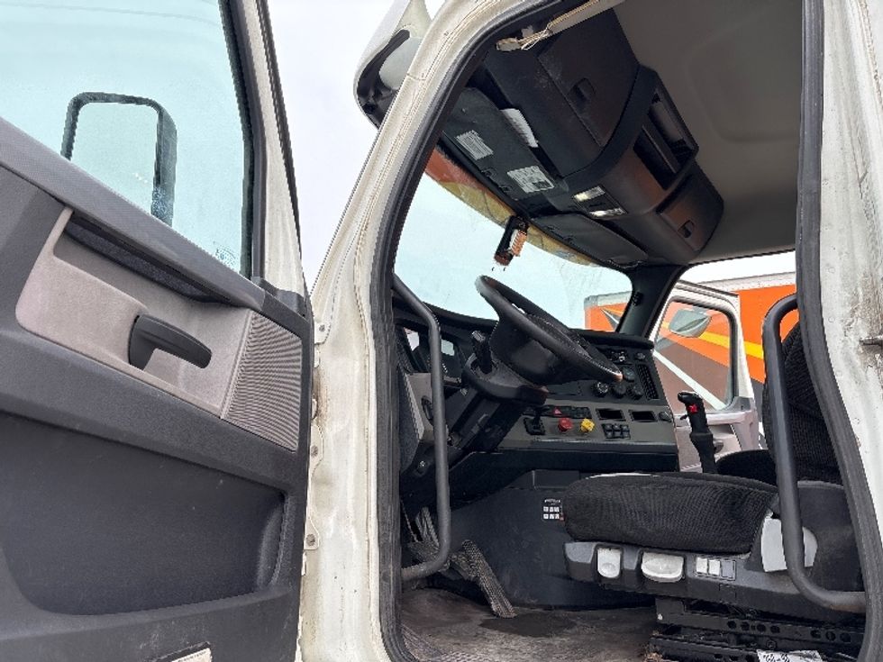 Day Cab Tractor-Heavy Duty Tractors-Freightliner-2020-T12664ST-Mississauga-ON-480,611\n\t\tkm-$ 63,750 - Image 9