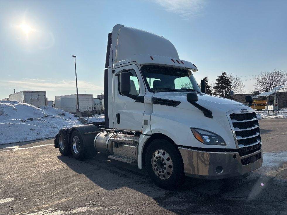 Day Cab Tractor-Heavy Duty Tractors-Freightliner-2020-T12664ST-Mississauga-ON-506,390\n\t\tkm-$ 62,750 - Image 1