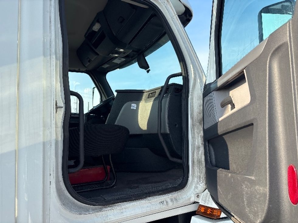 Day Cab Tractor-Heavy Duty Tractors-Freightliner-2020-T12664ST-Mississauga-ON-506,390\n\t\tkm-$ 62,750 - Image 11