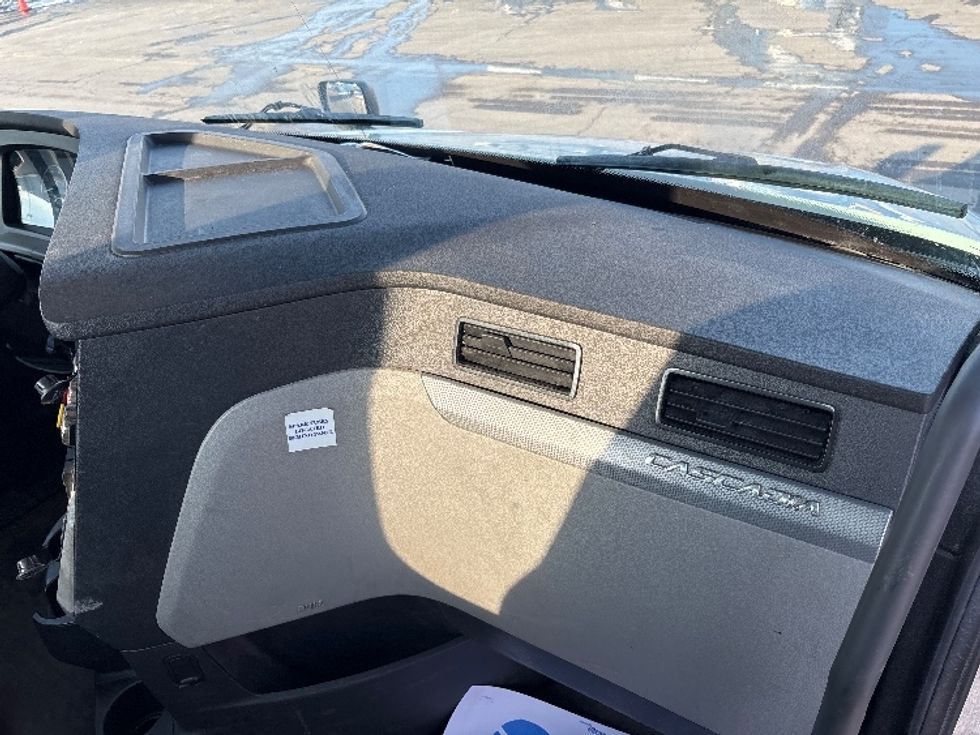 Day Cab Tractor-Heavy Duty Tractors-Freightliner-2020-T12664ST-Mississauga-ON-506,390\n\t\tkm-$ 62,750 - Image 12