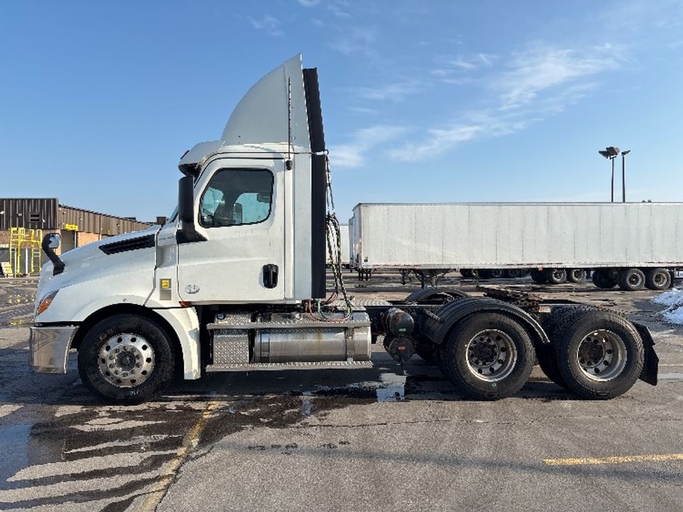 Day Cab Tractor-Heavy Duty Tractors-Freightliner-2020-T12664ST-Mississauga-ON-506,390\n\t\tkm-$ 62,750 - Image 4