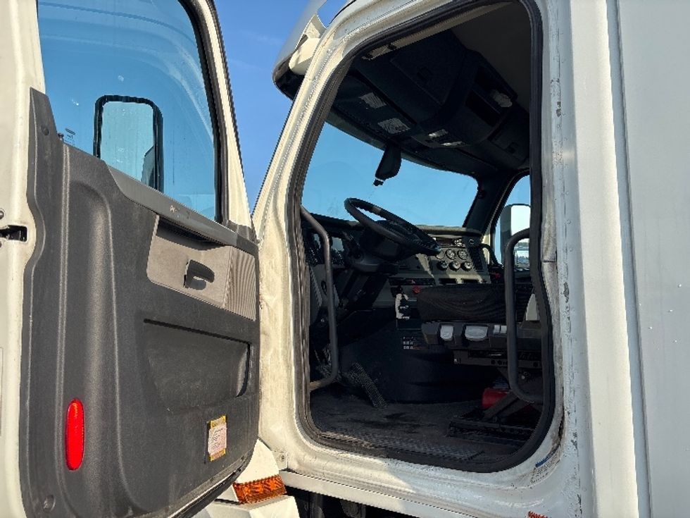 Day Cab Tractor-Heavy Duty Tractors-Freightliner-2020-T12664ST-Mississauga-ON-506,390\n\t\tkm-$ 62,750 - Image 9