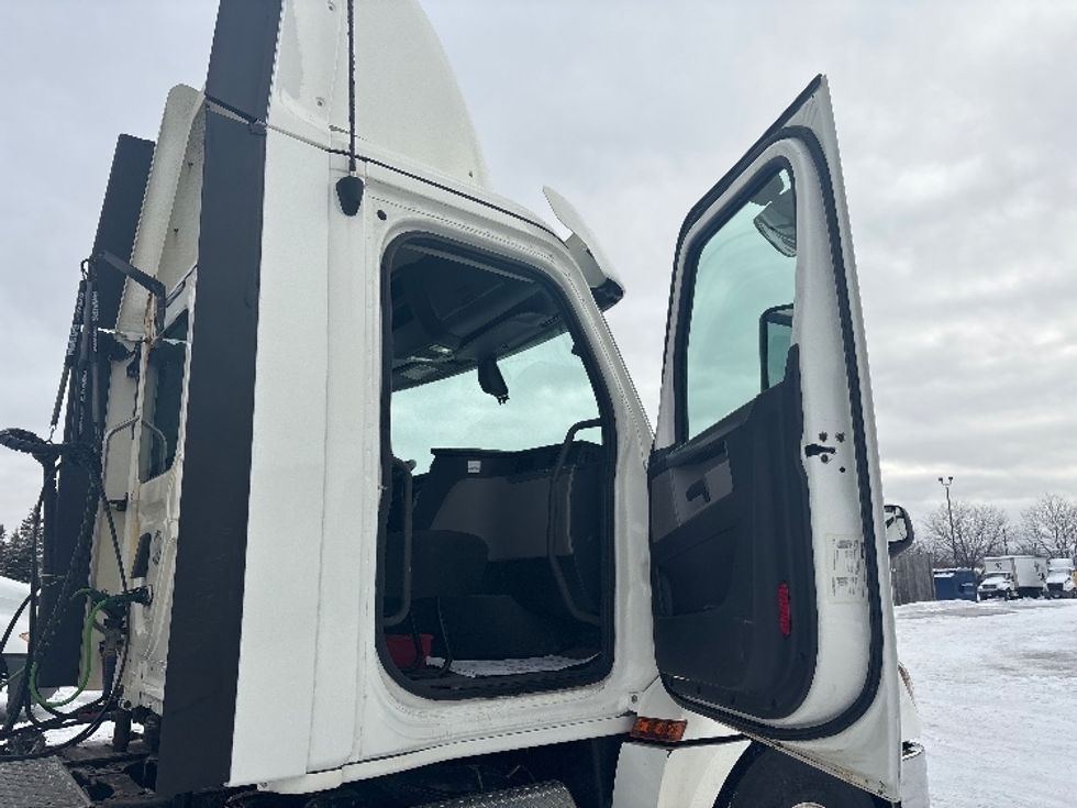 Day Cab Tractor-Heavy Duty Tractors-Freightliner-2020-T12664ST-Mississauga-ON-538,980\n\t\tkm-$ 64,500 - Image 12