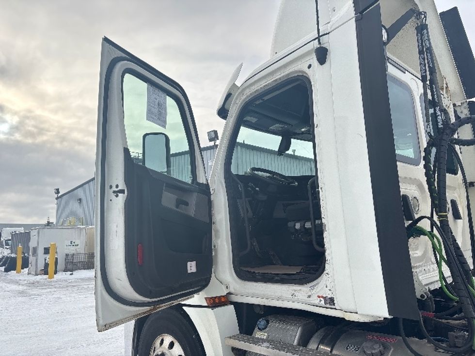 Day Cab Tractor-Heavy Duty Tractors-Freightliner-2020-T12664ST-Mississauga-ON-538,980\n\t\tkm-$ 64,500 - Image 9