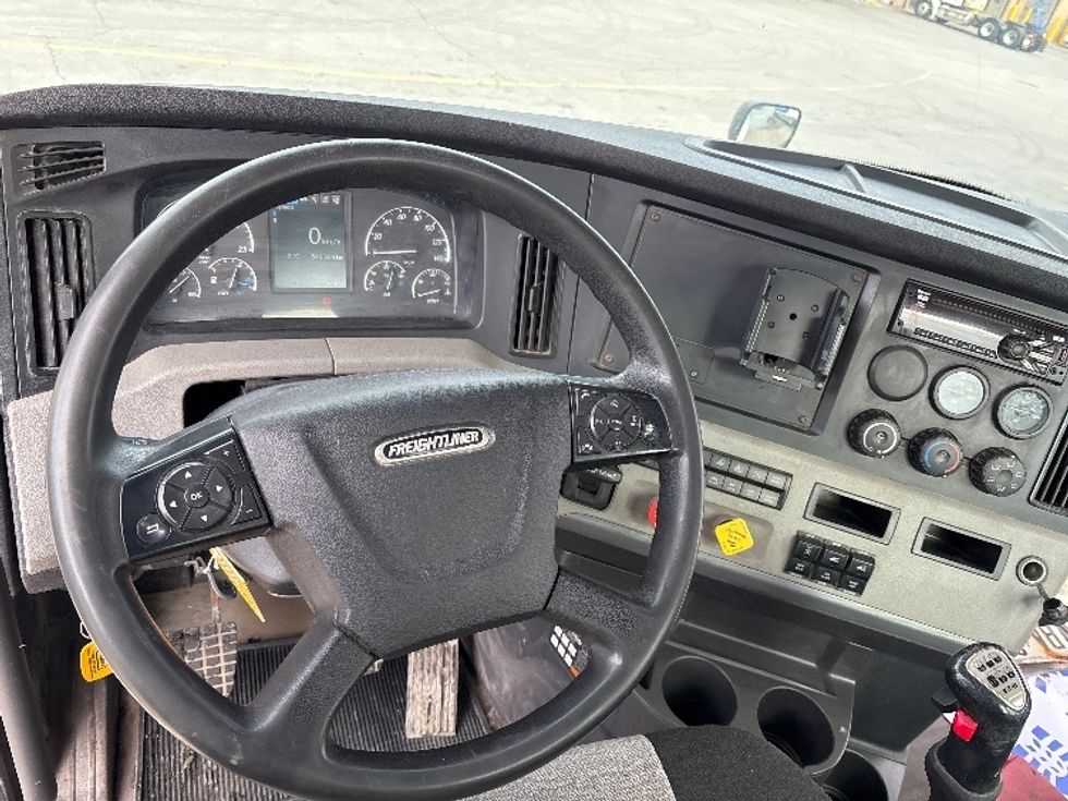 Day Cab Tractor-Heavy Duty Tractors-Freightliner-2020-T12664ST-Mississauga-ON-543,173\n\t\tkm-$ 61,500 - Image 11