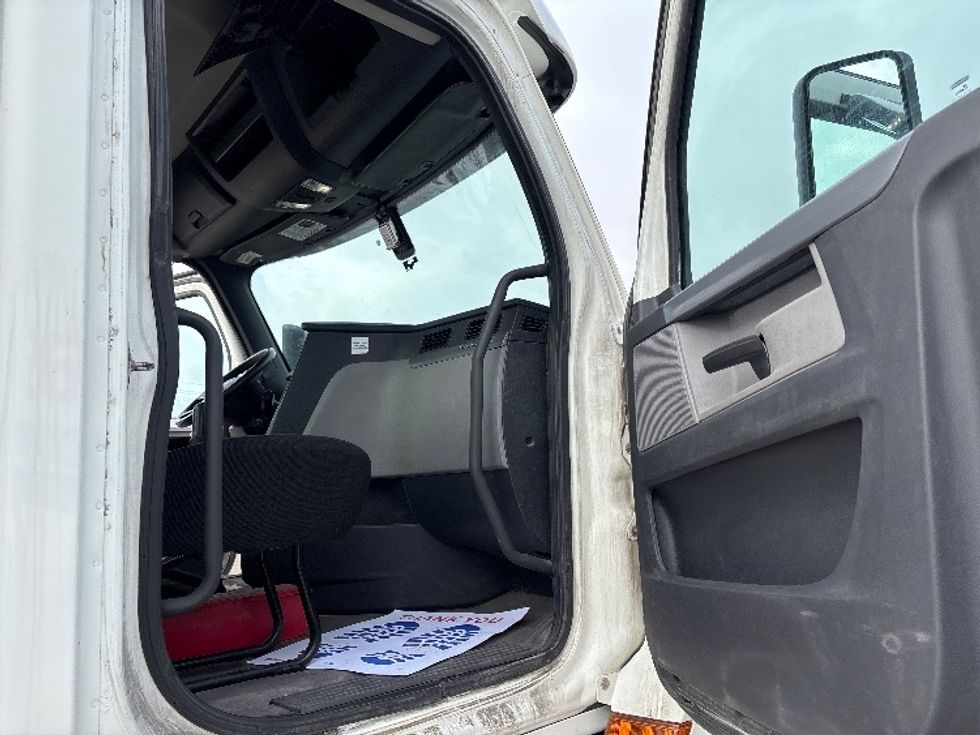 Day Cab Tractor-Heavy Duty Tractors-Freightliner-2020-T12664ST-Mississauga-ON-543,173\n\t\tkm-$ 61,500 - Image 12