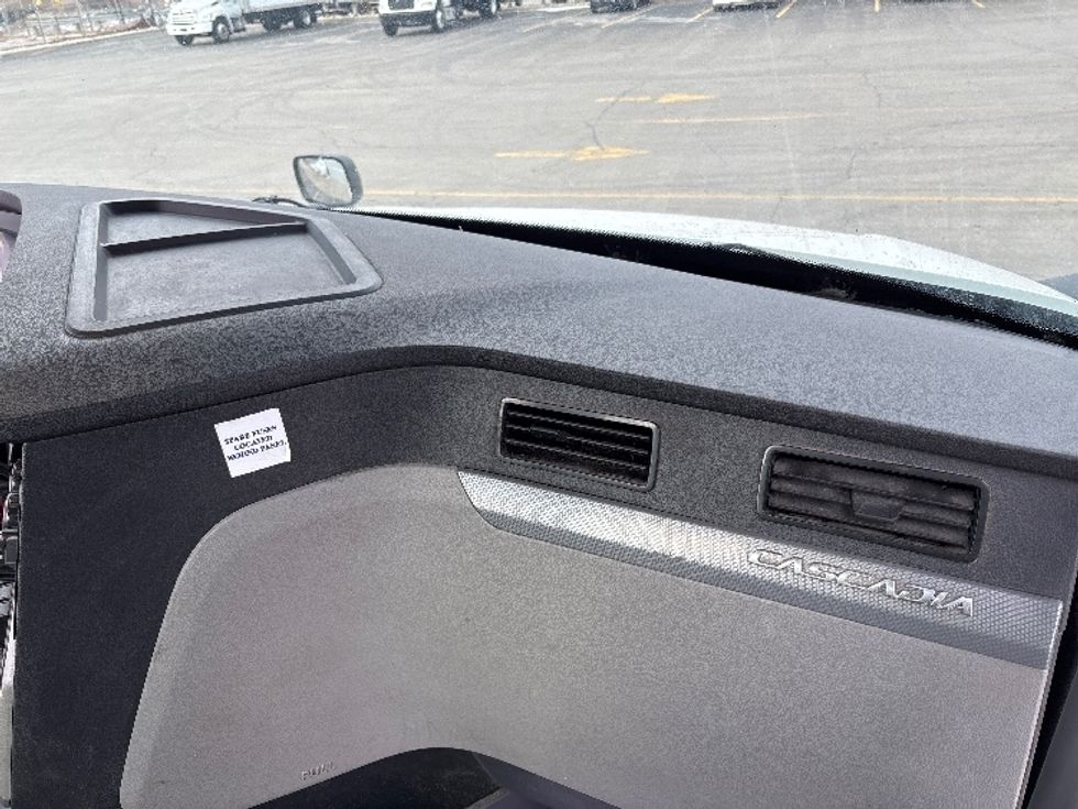 Day Cab Tractor-Heavy Duty Tractors-Freightliner-2020-T12664ST-Mississauga-ON-543,173\n\t\tkm-$ 61,500 - Image 13