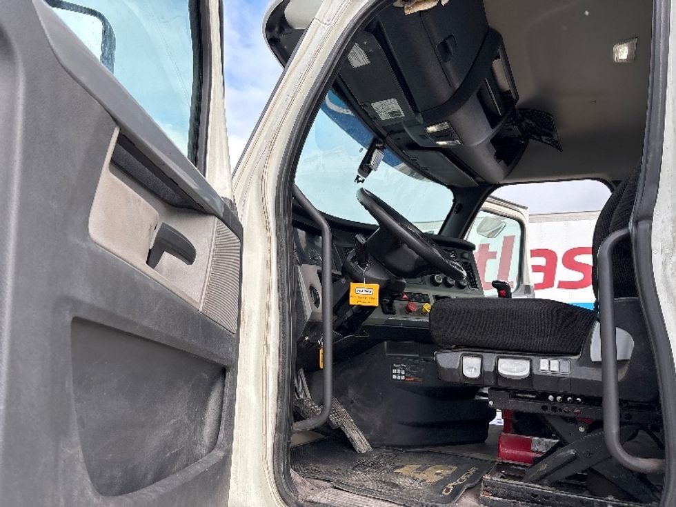 Day Cab Tractor-Heavy Duty Tractors-Freightliner-2020-T12664ST-Mississauga-ON-543,173\n\t\tkm-$ 61,500 - Image 9