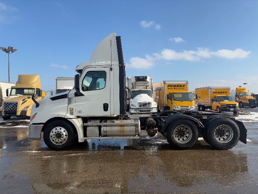 Day Cab Tractor-Heavy Duty Tractors-Freightliner-2020-T12664ST-Mississauga-ON-548,471\n\t\tkm-$ 64,000 - Image 4