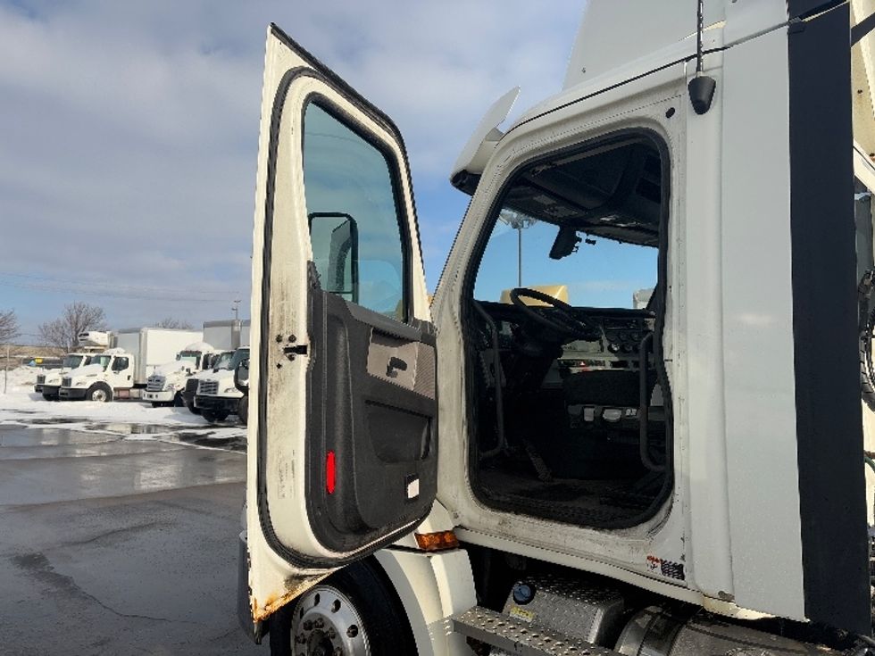 Day Cab Tractor-Heavy Duty Tractors-Freightliner-2020-T12664ST-Mississauga-ON-548,471\n\t\tkm-$ 64,000 - Image 9
