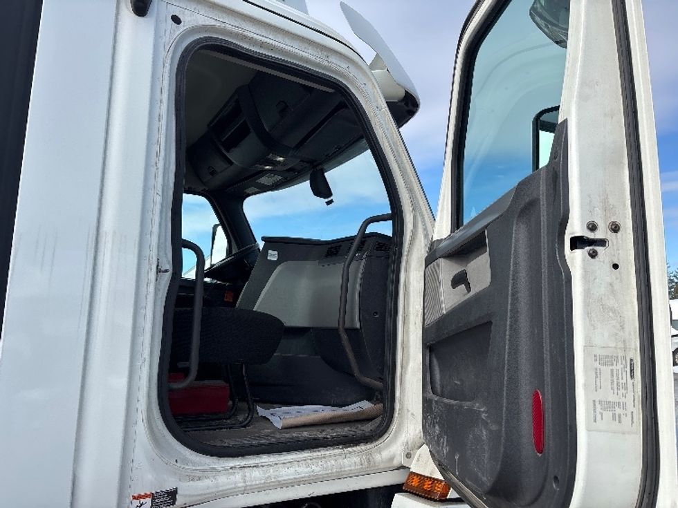 Day Cab Tractor-Heavy Duty Tractors-Freightliner-2020-T12664ST-Mississauga-ON-555,846\n\t\tkm-$ 63,750 - Image 12