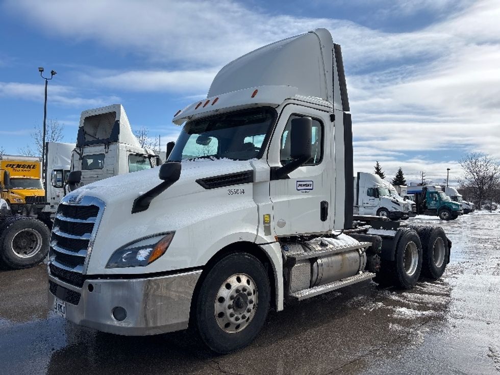 Day Cab Tractor-Heavy Duty Tractors-Freightliner-2020-T12664ST-Mississauga-ON-555,846\n\t\tkm-$ 63,750 - Image 3