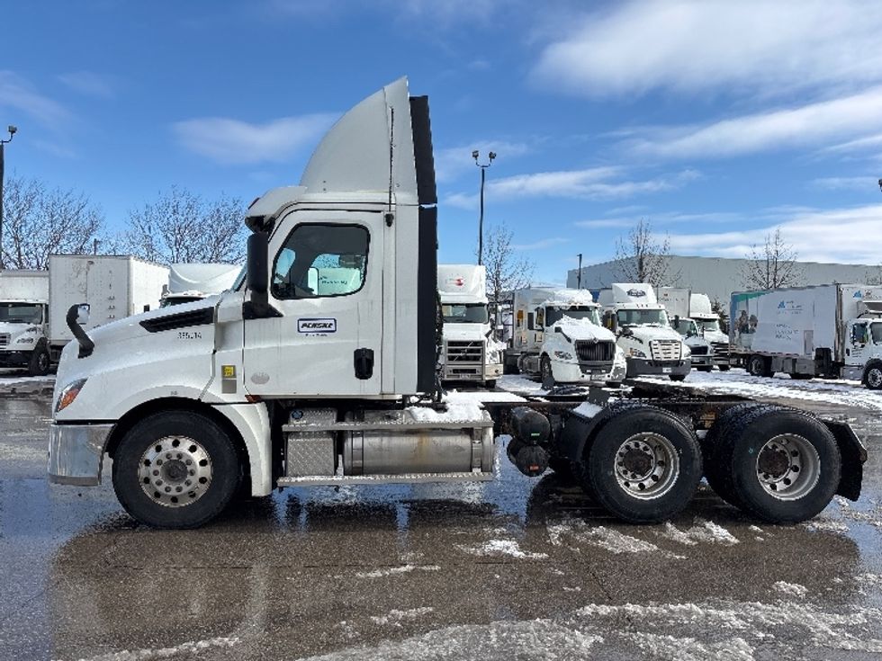 Day Cab Tractor-Heavy Duty Tractors-Freightliner-2020-T12664ST-Mississauga-ON-555,846\n\t\tkm-$ 63,750 - Image 4
