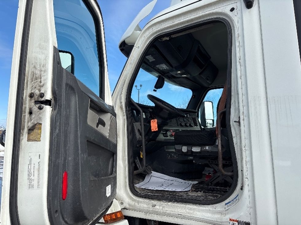 Day Cab Tractor-Heavy Duty Tractors-Freightliner-2020-T12664ST-Mississauga-ON-555,846\n\t\tkm-$ 63,750 - Image 9