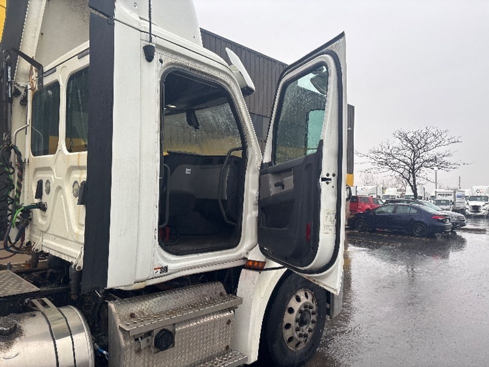 Day Cab Tractor-Heavy Duty Tractors-Freightliner-2020-T12664ST-Mississauga-ON-573,448\n\t\tkm-$ 63,000 - Image 12