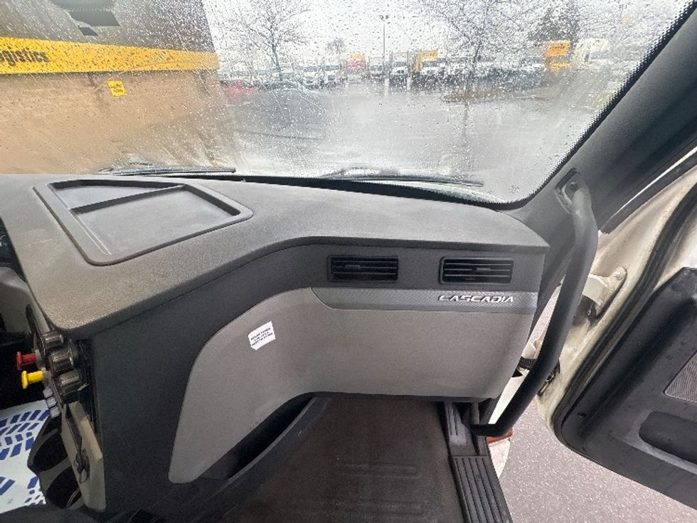 Day Cab Tractor-Heavy Duty Tractors-Freightliner-2020-T12664ST-Mississauga-ON-573,448\n\t\tkm-$ 63,000 - Image 13