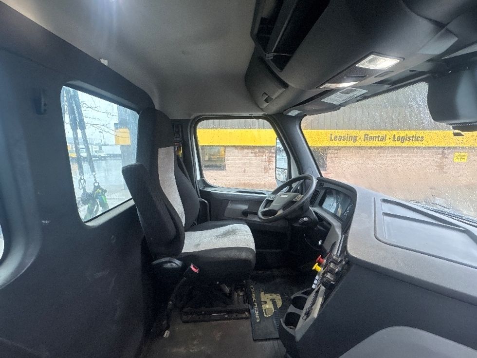 Day Cab Tractor-Heavy Duty Tractors-Freightliner-2020-T12664ST-Mississauga-ON-573,448\n\t\tkm-$ 63,000 - Image 14