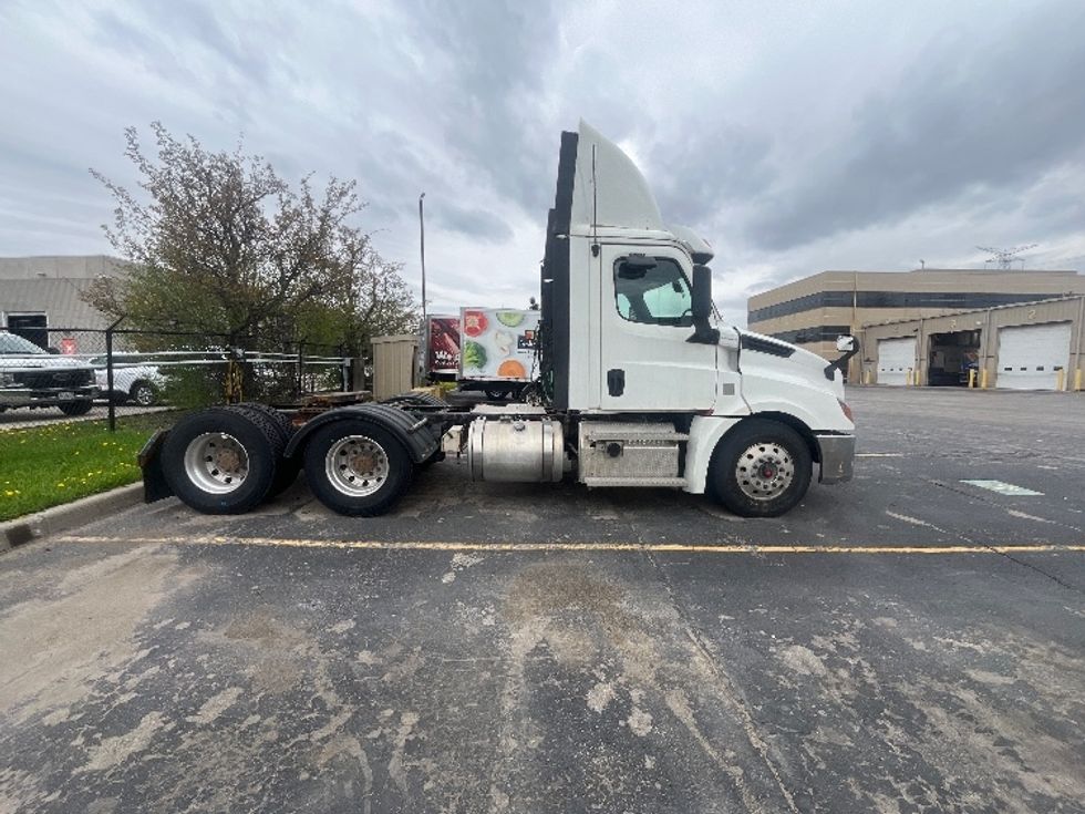 Day Cab Tractor-Heavy Duty Tractors-Freightliner-2020-T12664ST-Mississauga-ON-594,286\n\t\tkm-$ 63,000 - Image 8