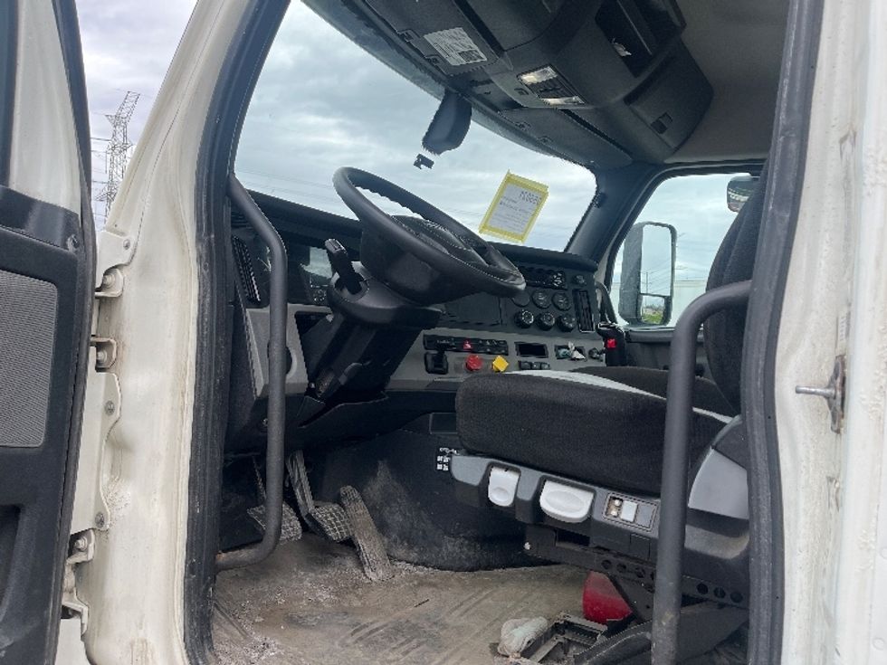 Day Cab Tractor-Heavy Duty Tractors-Freightliner-2020-T12664ST-Mississauga-ON-594,286\n\t\tkm-$ 63,000 - Image 9