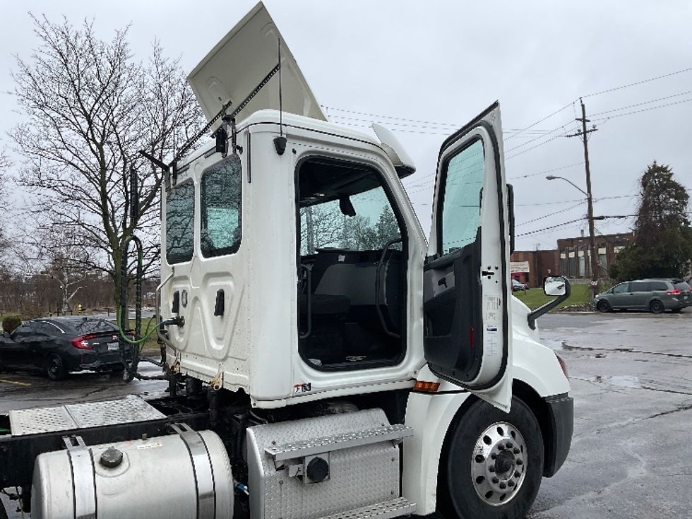 Day Cab Tractor-Heavy Duty Tractors-Freightliner-2020-T12664ST-Mississauga-ON-628,315\n\t\tkm-$ 62,000 - Image 12