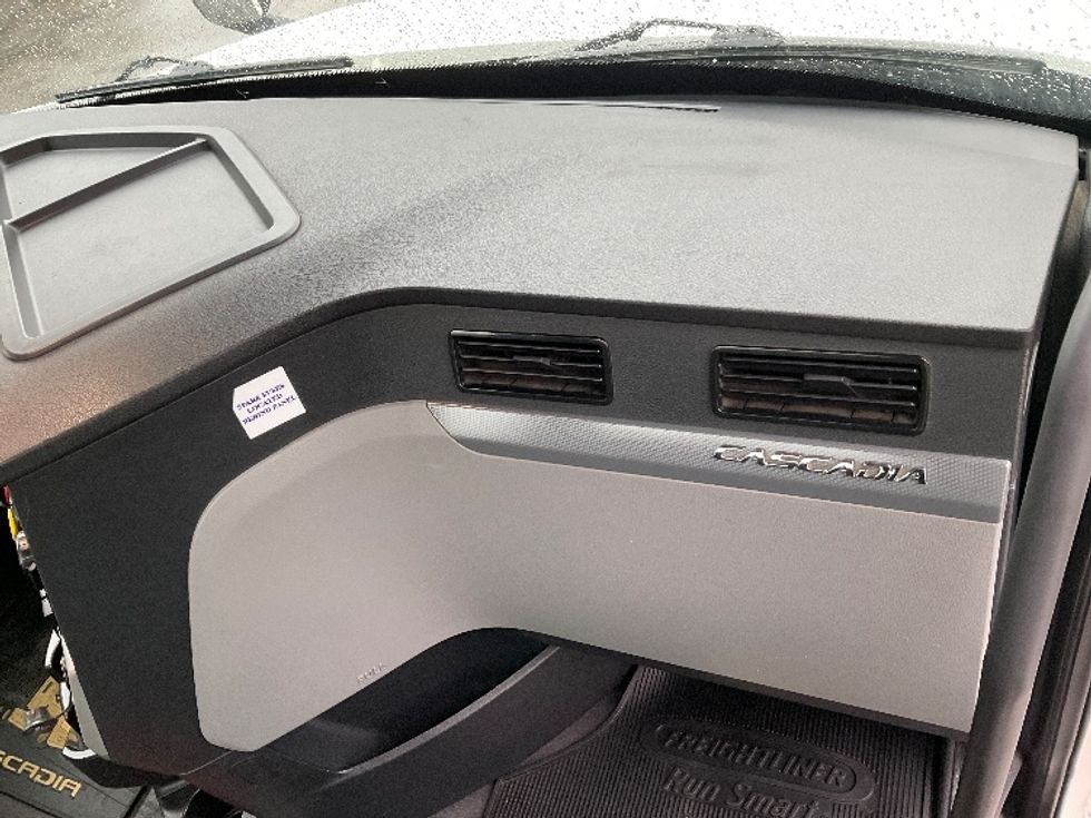 Day Cab Tractor-Heavy Duty Tractors-Freightliner-2020-T12664ST-Mississauga-ON-628,315\n\t\tkm-$ 62,000 - Image 13