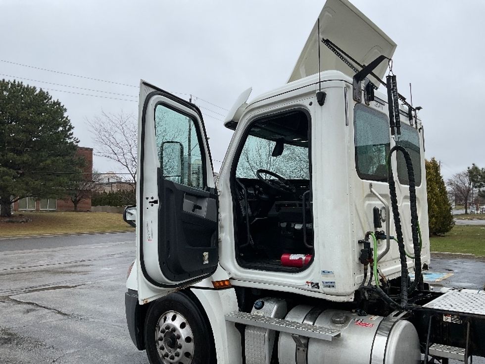 Day Cab Tractor-Heavy Duty Tractors-Freightliner-2020-T12664ST-Mississauga-ON-628,315\n\t\tkm-$ 62,000 - Image 9