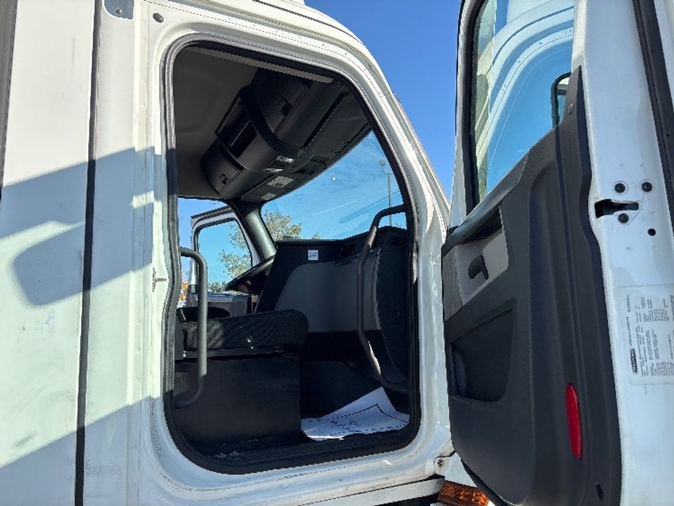 Day Cab Tractor-Heavy Duty Tractors-Freightliner-2020-T12664ST-Mississauga-ON-659,903\n\t\tkm-$ 67,500 - Image 12